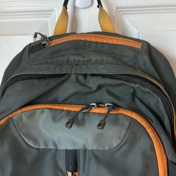 Patagonia Green and Orange Backpack 28L - Picture 4 of 11